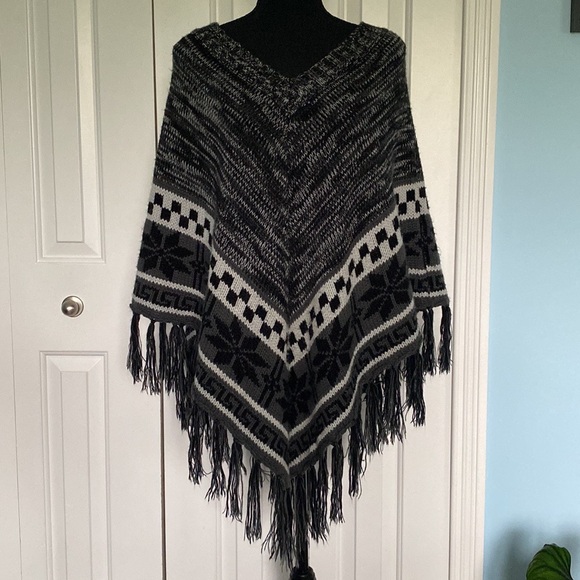 Romeo & Juliet Couture Medium Black & Grey Patterned Knit Sweater Poncho - Picture 7 of 8